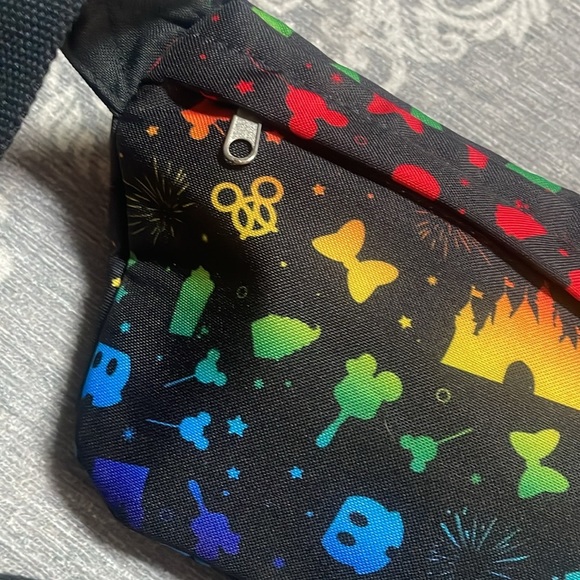 NWOT- 🌈 Disney Theme Parks Fanny Pack/ Shoulder Bag - Picture 4 of 16